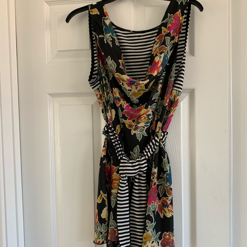 Beautiful summer top with contrasting detail.